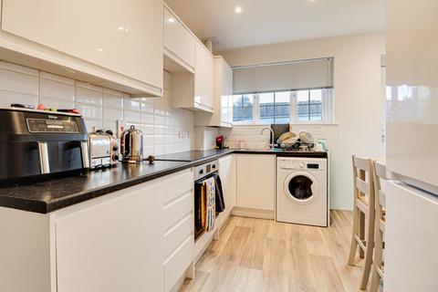 3 bedroom flat to rent, High Street, Harpenden, Harpenden, AL5