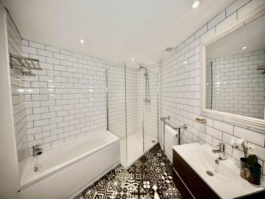 Bathroom 220 1-2 (1)