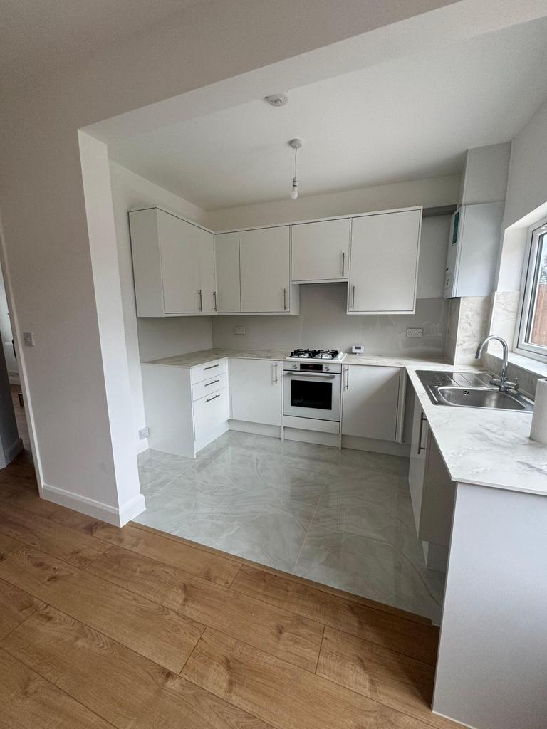 3 bed terraced house to rent Hedge Lane, London N