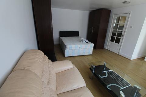 undefined, Greenford, UB6 9