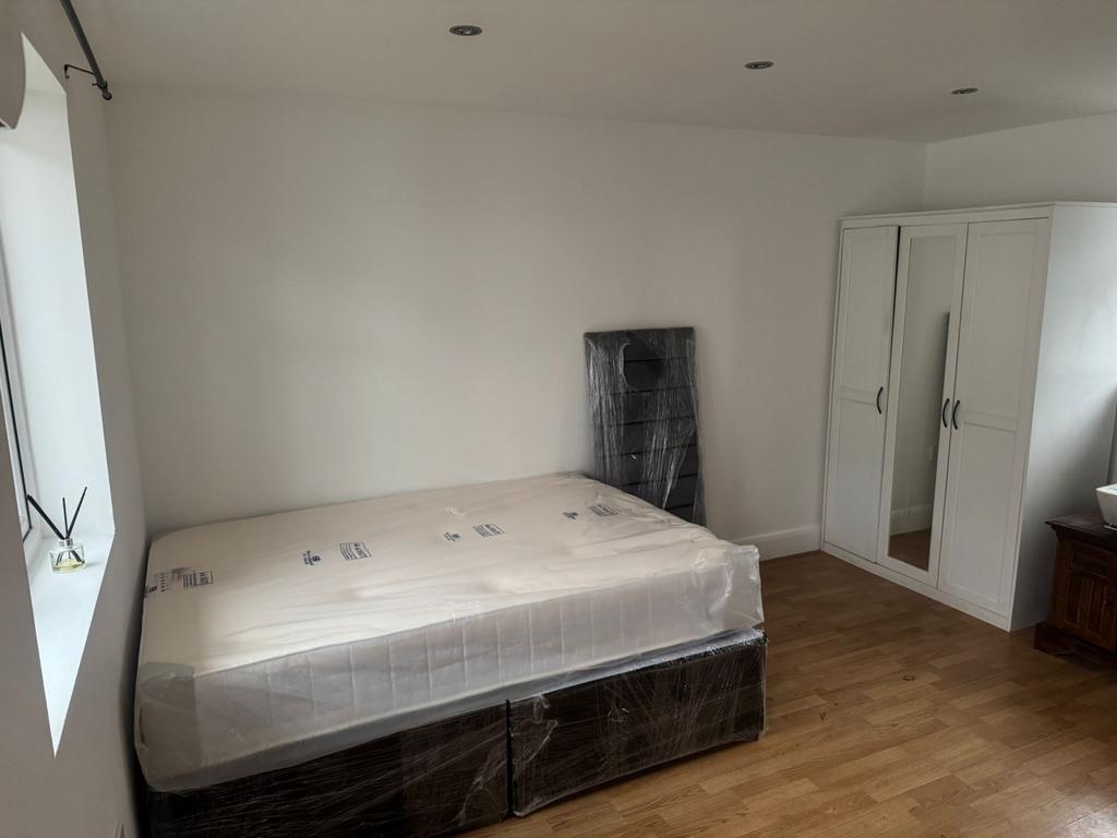 Studio - Garden - Separate Entrance- All bills In