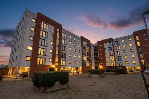 2 bedroom flat to rent, Pilgrims Way, Ladywell Point, M50