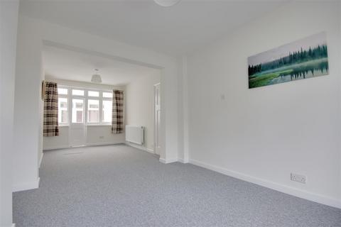 3 bedroom detached house to rent, Gordon Road South, Poole