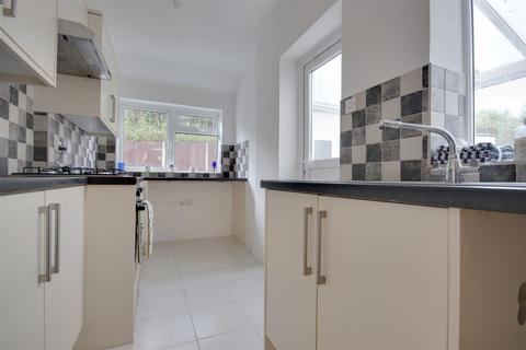 3 bedroom detached house to rent, Gordon Road South, Poole