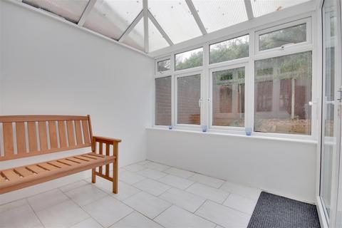 3 bedroom detached house to rent, Gordon Road South, Poole