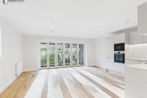 3 bedroom flat for sale, 131 Woodcote Valley Road, Purley CR8