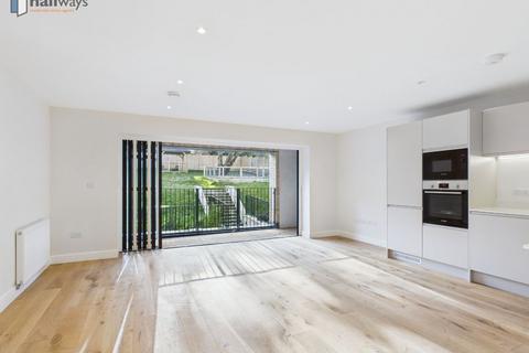 3 bedroom flat for sale, 131 Woodcote Valley Road, Purley CR8
