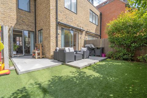 undefined, Fortis Green Avenue, London