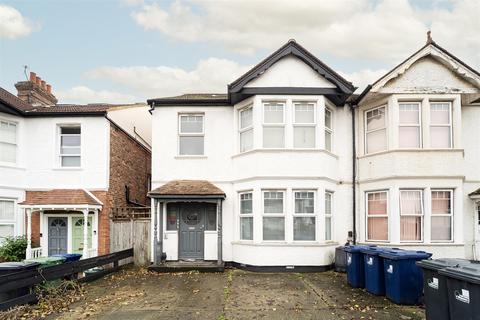 3 bedroom flat to rent, Lynton Road, Acton, W3