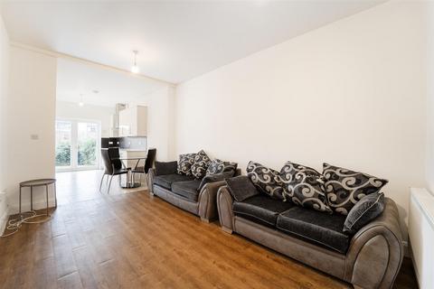 3 bedroom flat to rent, Lynton Road, Acton, W3