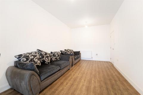 3 bedroom flat to rent, Lynton Road, Acton, W3