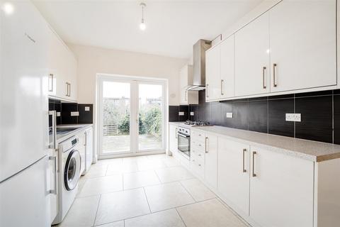 3 bedroom flat to rent, Lynton Road, Acton, W3