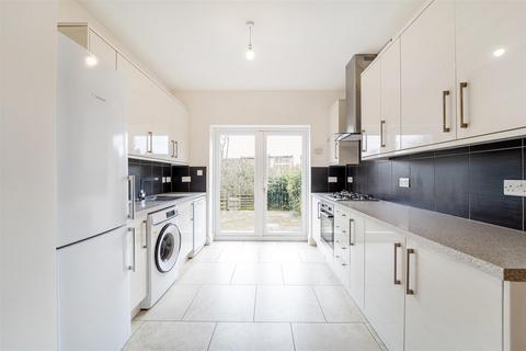 3 bedroom flat to rent, Lynton Road, Acton, W3