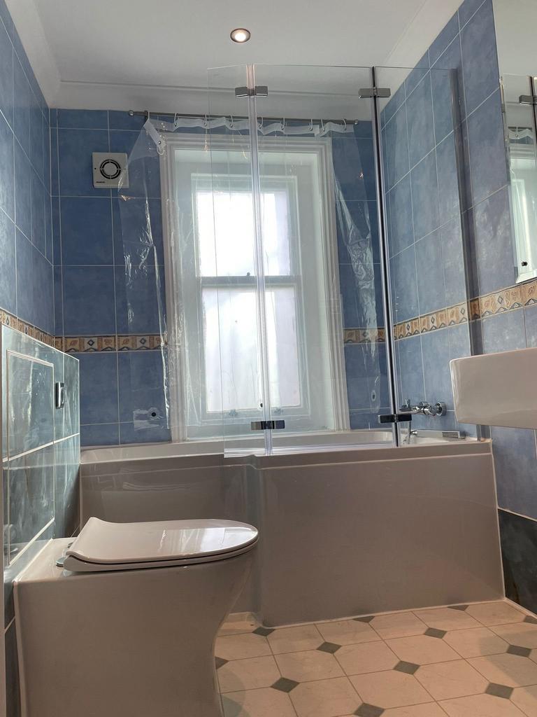 P - family bathroom