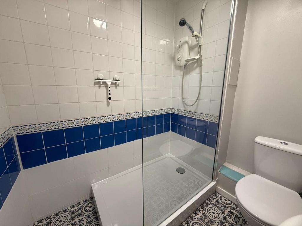 Shower room 4