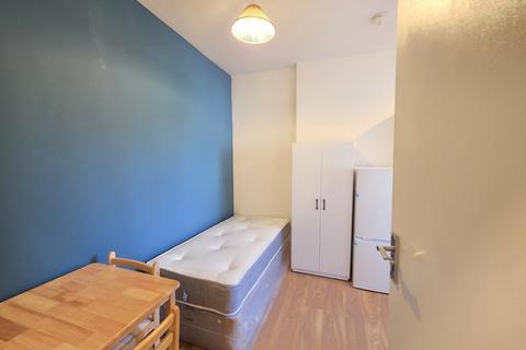 Studio to rent, Park Avenue, Willesden Green, NW2