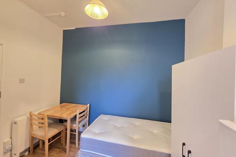 Studio to rent, Park Avenue, Willesden Green, NW2