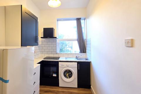 Studio to rent, Park Avenue, Willesden Green, NW2
