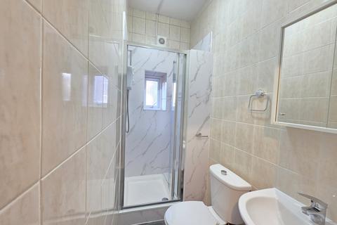 Studio to rent, Park Avenue, Willesden Green, NW2