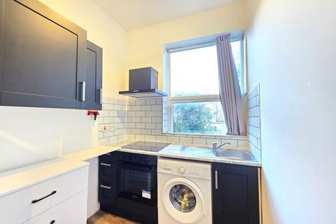 Studio to rent, Park Avenue, Willesden Green, NW2