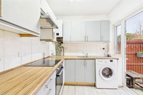 undefined, Western Avenue, Dagenham, RM10