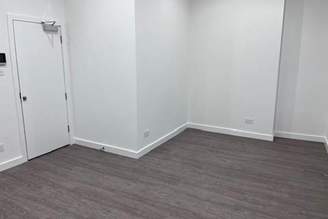 Studio to rent, Camden High Street, Camden Town NW1