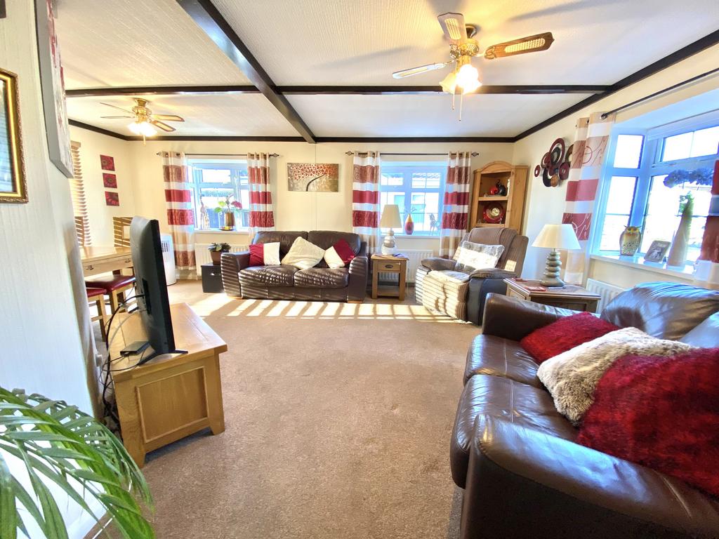 Lounge/Dining Rm