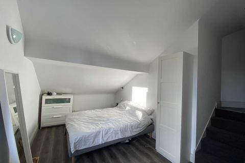 2 bedroom apartment to rent, Livingston Drive North, Liverpool L17