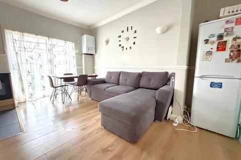 4 bedroom terraced house to rent, Rosebank Avenue, Wembley HA0