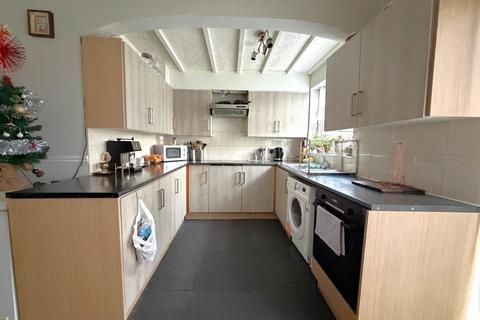 4 bedroom terraced house to rent, Rosebank Avenue, Wembley HA0