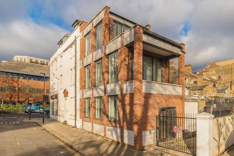2 bedroom semi-detached house to rent, Stile Hall Parade, London W4