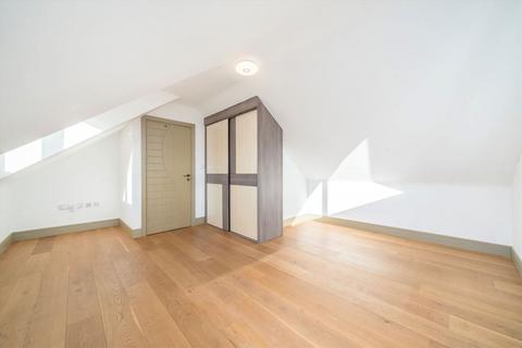 2 bedroom semi-detached house to rent, Stile Hall Parade, London W4