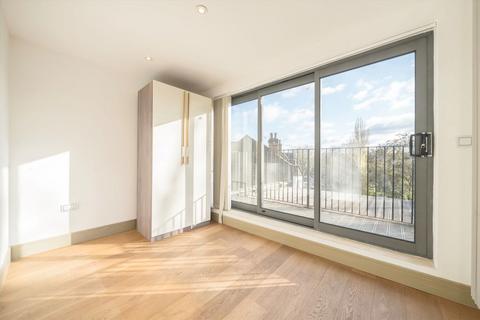 2 bedroom semi-detached house to rent, Stile Hall Parade, London W4