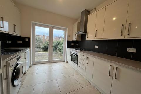 3 bedroom flat to rent, Flat 1, 18 Lynton Road, W3 9HP