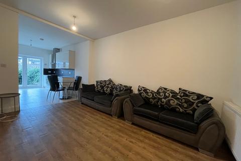 3 bedroom flat to rent, Flat 1, 18 Lynton Road, W3 9HP