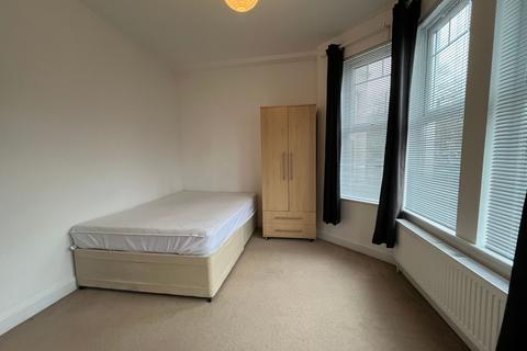 3 bedroom flat to rent, Flat 1, 18 Lynton Road, W3 9HP