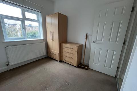 3 bedroom flat to rent, Flat 1, 18 Lynton Road, W3 9HP
