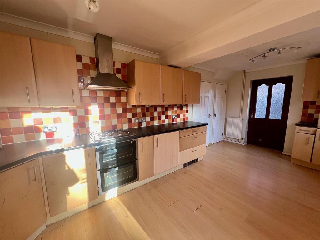 Kitchen 2.jpg
