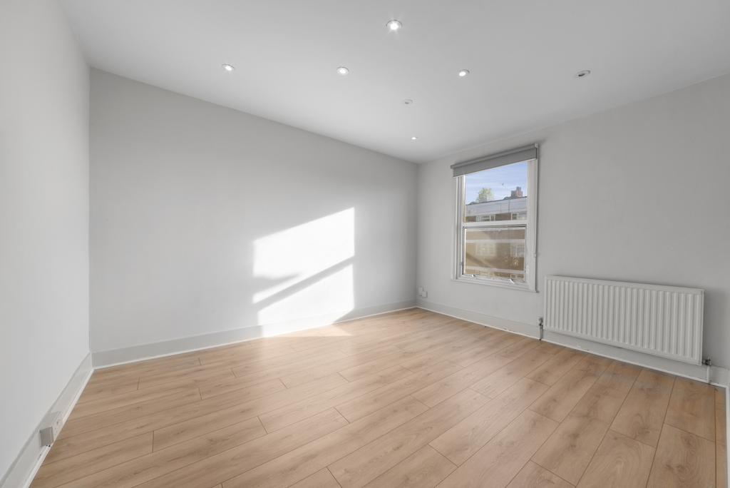 4 double bedroom 2 bathroom newly refurbished mai