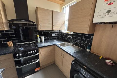 2 bedroom flat to rent, Wellesley Road, Ilford, Essex, IG1