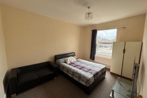 2 bedroom flat to rent, Wellesley Road, Ilford, Essex, IG1