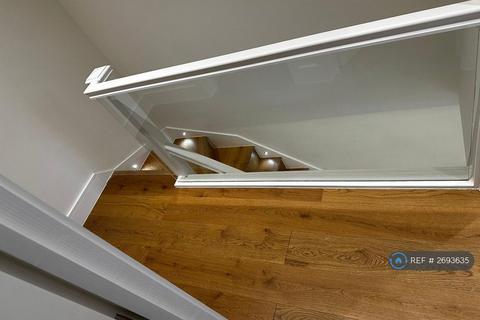 2 bedroom end of terrace house to rent, Mattison Road, London, N4
