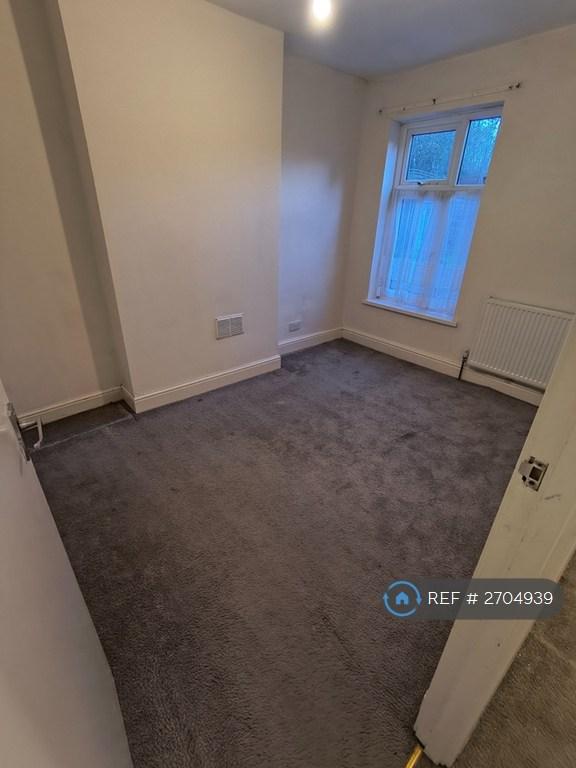 Middle Bedroom