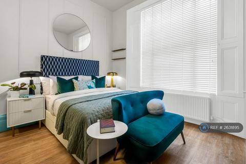 Studio to rent, Eardley Cres, London, SW5