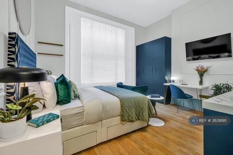 Studio to rent, Eardley Cres, London, SW5