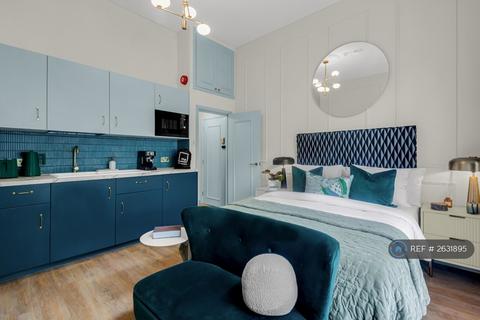 Studio to rent, Eardley Cres, London, SW5