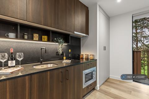 Studio to rent, Hanger Lane, London, W5