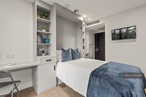 Studio to rent, Hanger Lane, London, W5