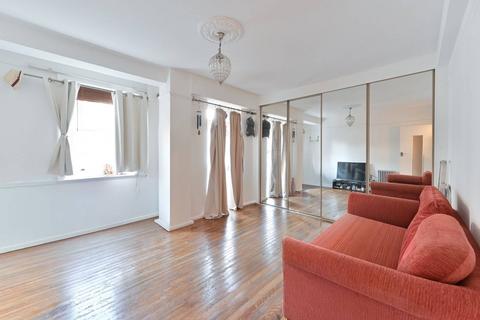 Studio to rent, Neville Court, St John's Wood, London, NW8