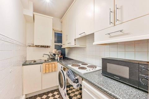 Studio to rent, Neville Court, St John's Wood, London, NW8